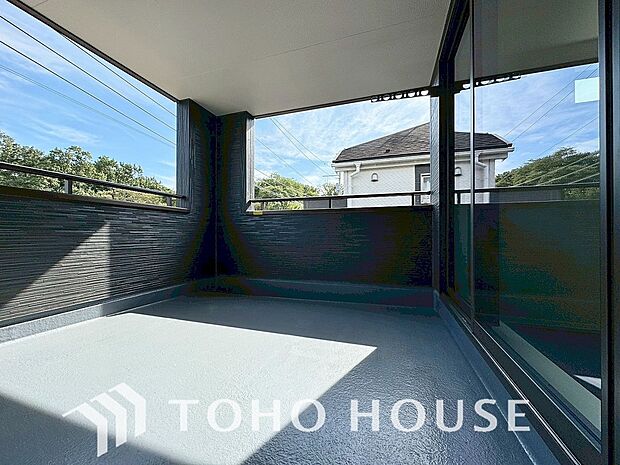 頬をなでる優しい風を感じることが出来るバルコニー。つい深呼吸をしたくなる気持ちの良い眺望です。