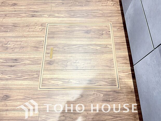 床下収納の場合は使っていない空間を有効利用するので、キッチンを狭くすることなく収納場所を増やせます。