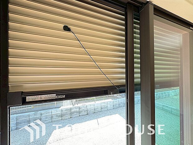 戸建にも防犯機能シャッターを完備しております。寒い冬でも中から開閉が可能ですのでラクラクな所も便利です。