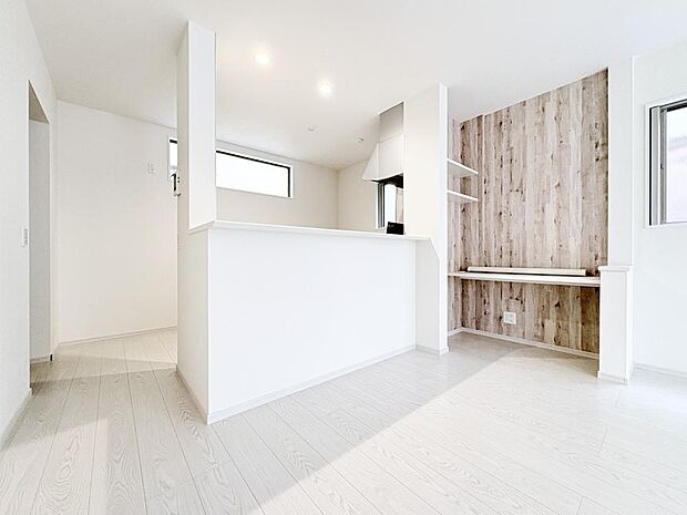 夫婦そろってキッチンに立っても調理がしやすく余裕の広さ。家事をしながら会話も弾みます。