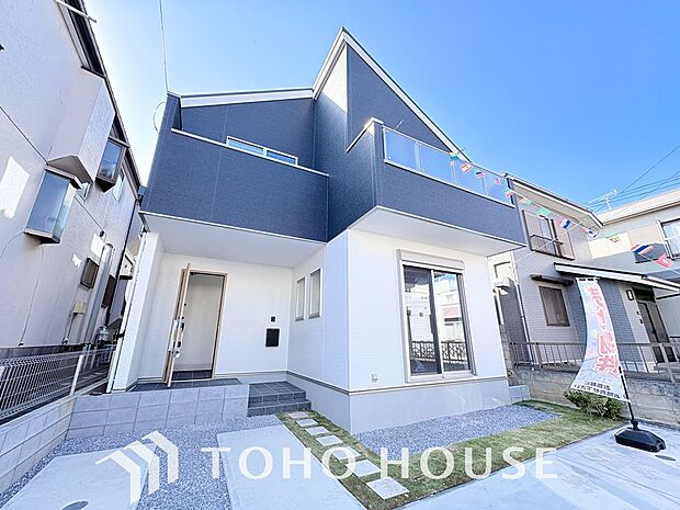 周辺環境とのコラボレーションにより明るく開放的な空間を演出しております。