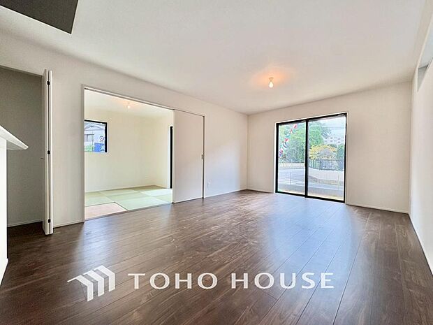 爽やかな通風と採光を存分に感じる事が出来る空間。毎日の暮らしに癒しをもたらす居心地の良いリビング。