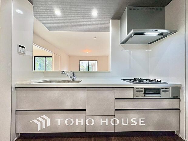 家族みんなでゆったりと調理や食事の準備ができる十分な広さを確保した、快適なキッチンスペース。