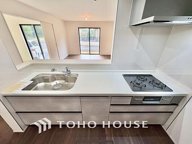 大型の冷蔵庫も配置できる広々としたキッチンスペースでお料理や家事をスムーズに進めることができます。