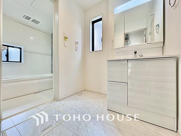 身だしなみのチェックがしやすい大きな鏡、下には収納がたっぷり。スッキリとした空間を演出いたします。