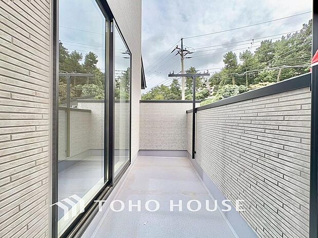 頬をなでる優しい風を感じることが出来るバルコニー。つい深呼吸をしたくなる気持ちの良い眺望です。