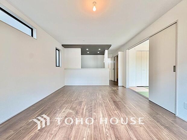 明るく穏やかな空気の中で飲んだり、食べたり、笑ったり。一日の中で多くの時間を過すことになるリビング。