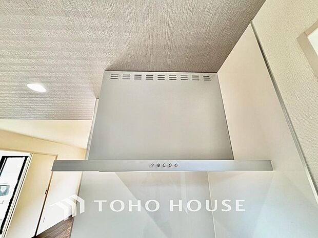 最新のレンジフードは静音性や省エネ性能が向上しデザインもスタイリッシュ。効率的な換気で料理を快適に。