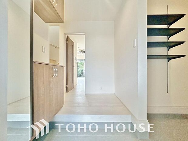 毎日みんなを見送り、そして迎え入れる場所だから。帰りたくなる家をテーマに設計した、自慢の玄関です。