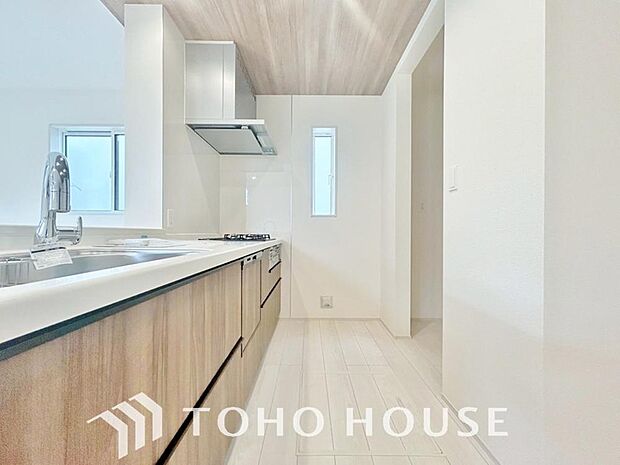 美しく、使いやすい、キッチン空間。優しい温もりを醸し出すキッチンは料理の為の配慮を随所に注ぎました。