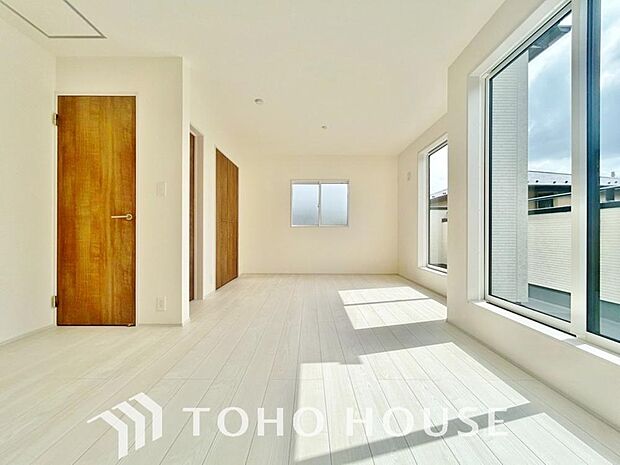 大きくとった窓から快適な光と心地よい風を取り入れます。心と体をゆったりと安らげる寝室。