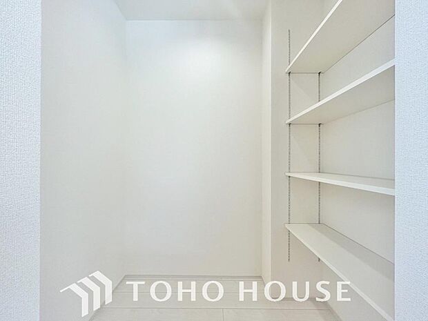 買い置きした日用品や食品等を収納する場所として最適なパントリー収納がございます。