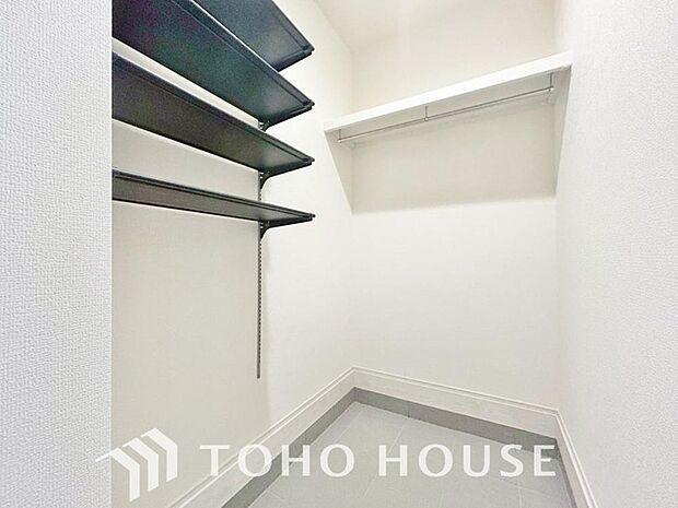 シューズインクローク。土足のまま入れるので、ゴルフバックやお子様のスポーツ用品などをそのまま収納。