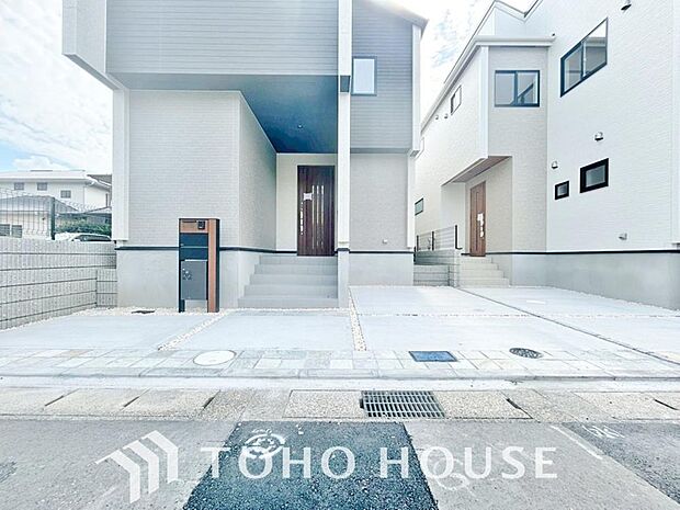 ゆったりとした駐車スペースを確保いたしましたので、大きめのお車でも駐車可能です。