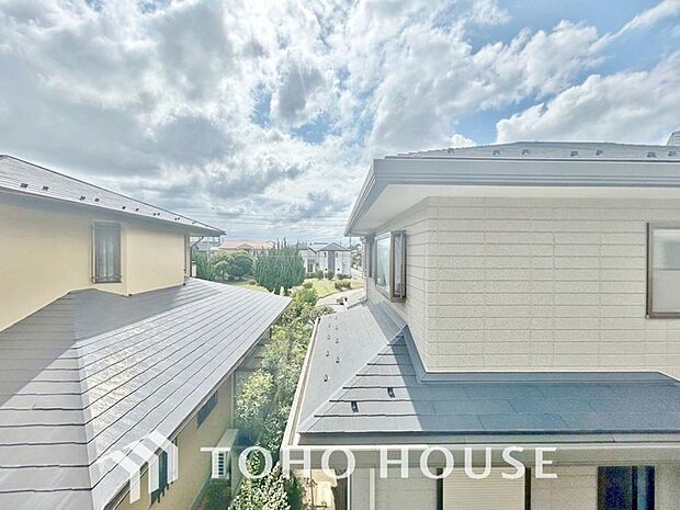 青空を感じられるバルコニーには爽やかな風が吹き抜け、周辺には戸建住宅街の景色が広がります。