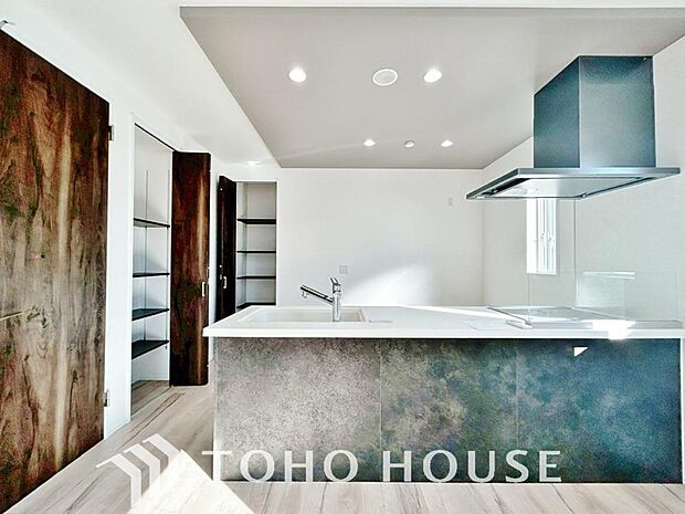 お料理の上手な方が、独壇場でお料理の腕を披露するスタイルに向いているキッチンです。