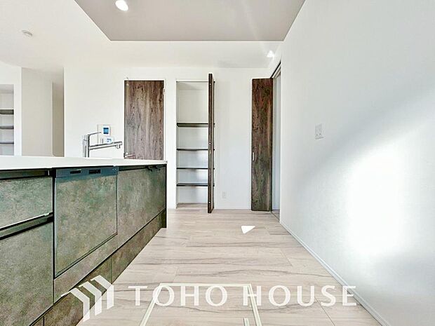 ご家族みんなで調理ができる位のスペースを実現したキッチン空間となっております。