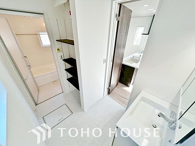 お家の中でも特にプライベートスペースとなる洗面所は、洗濯場所と浴室を同じ空間でまとめております。