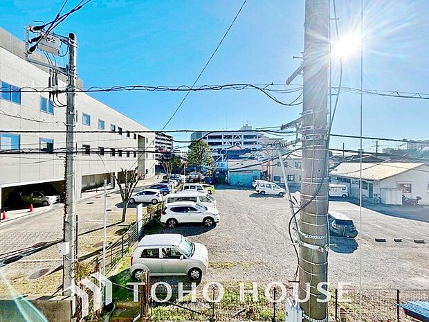 星空が地上に映りこむかのような夜景のきらめきまで、この街ならではの美しい風景の物語が室内に展開。