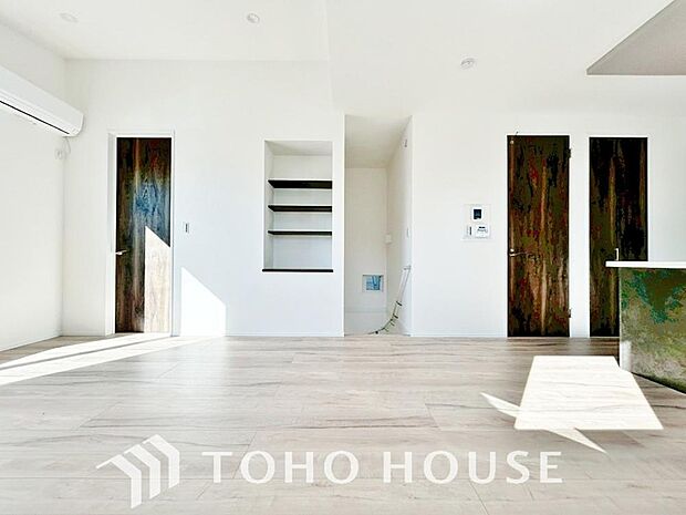 リビングも広く設け、訪れる人々を暖かく迎えてくれます。