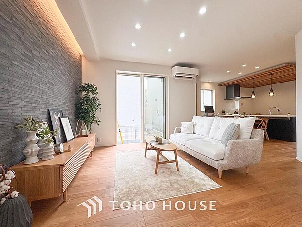 光が注がれる青い空から鮮やかに赤色にゆっくりと染まる。そんな優しい時間がここでは流れてゆく。