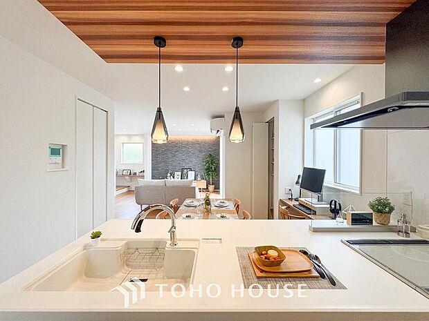 美しく使いやすいキッチン空間。優しい温もりを醸し出すキッチンは料理の為の配慮を随所に注ぎました。