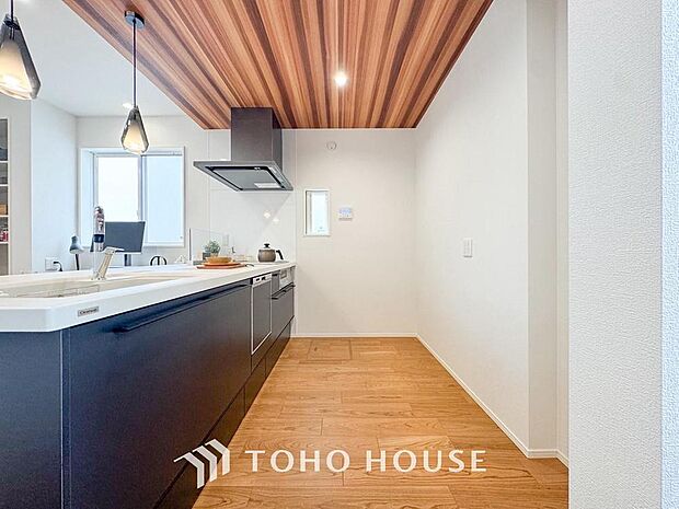 ご家族みんなで調理ができる位のスペースを実現したキッチン空間となっております。