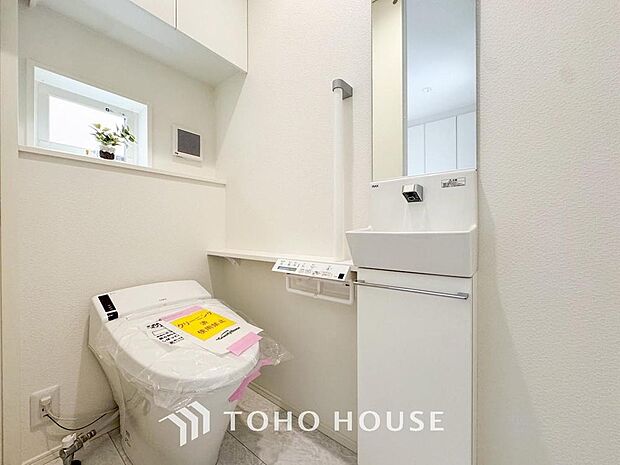 十分な広さと清潔感のあるカラーで纏まったおトイレ。時間に余裕とゆとりを持たせます。