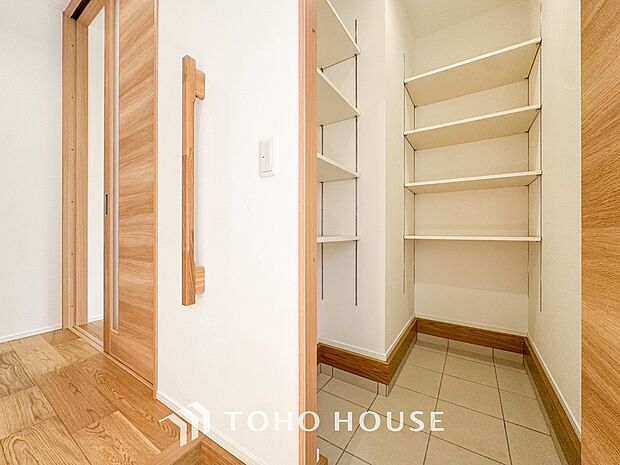 人を迎え入れる最初の場所だからこそ、清潔感が大事。ゆとりあるシューズインクロークも設置しました。