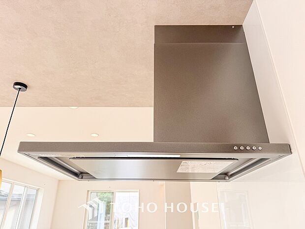 昨今主流のスリムタイプのレンジフード。そのスタイリッシュな見た目から、インテリアとしても高い人気がある型です。また、スリム型の大きなメリットとして、掃除のしやすさがあります。