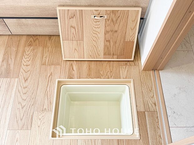 キッチン下部に設けた床下収納は、缶詰のストックや非常食、梅酒や味噌などの保存食入れとしての他、卓上プレートや季節家電などの物を仕舞うことが出来る便利な収納。