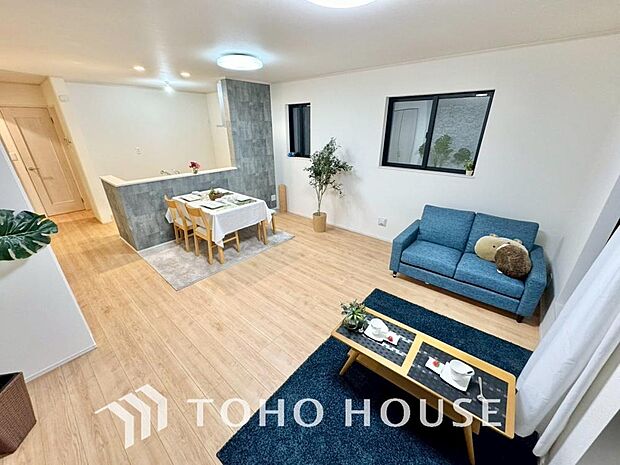 光が注がれる青い空から鮮やかに赤色にゆっくりと染まる。そんな優しい時間がここでは流れてゆく。