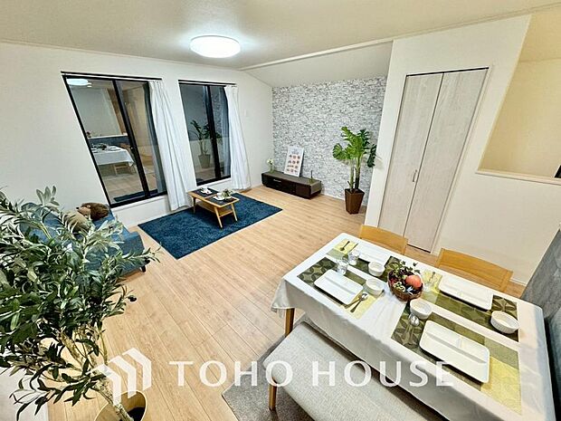 「居心地の良い我が家」一日の中で多くの時間を過すことになるリビングダイニングだからこそ、いつも穏やかな空間であることが必然。爽やかな通風と採光を存分に感じる事が出来る空間です。