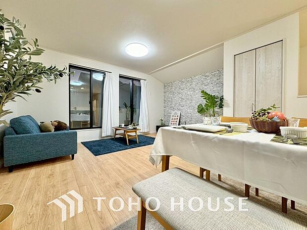 作り手の「気持ちの良いリビングでお過ごししていただきたい」という思いを感じさせます。