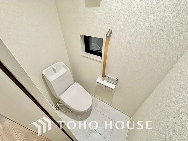 清潔な空間であって頂けますように、目に留まるだけではなく汚れをふき取り易いフロアと壁紙をチョイス。