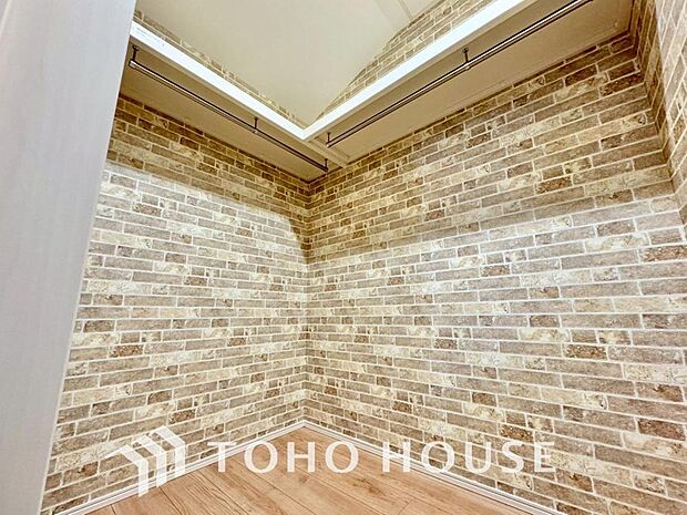 建物内部の収納には拘りました。共有部分に設けた収納。お荷物が多い方にも安心です。