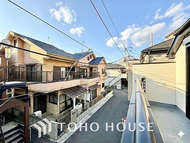 星空が地上に映りこむかのような夜景のきらめきまで、この街ならではの美しい風景の物語が室内に展開。