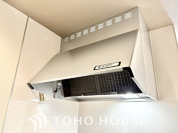 昨今主流のスリムタイプのレンジフード。スタイリッシュな見た目からインテリアとしても人気がある型です。