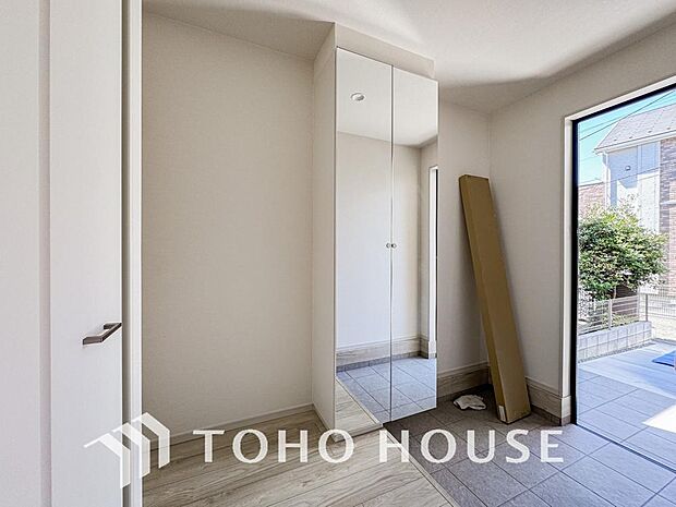 人を迎え入れる最初の場所だからこそ、清潔感ある空間にして頂ける様シューズボックスを設置しました。