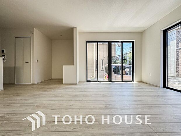 光と風があふれる開放的なリビングダイニングには自然と家族みんなが集まってきます。