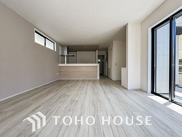 作業スペースを多くとった対面キッチン。夫婦そろってキッチンに立っても調理がしやすくゆとりある広さ。