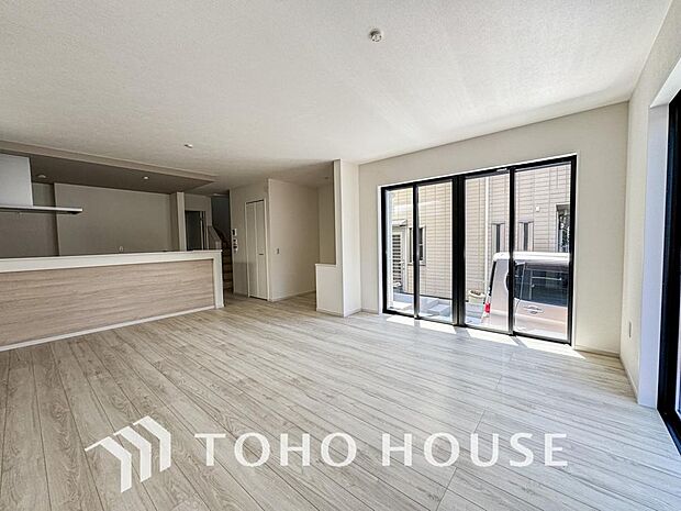 広いLDKでは家族が集まり一緒の時間を過ごせる工夫がされております。