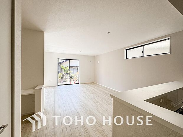 通風と採光を考慮したリビングは地域の鼓動を感じながらお寛ぎ頂くことが可能です。