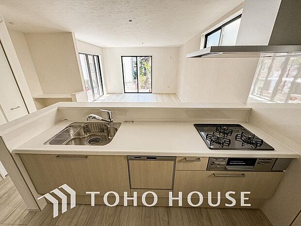 家族と会話を楽しみながらお料理ができる理想のキッチンスタイルです。