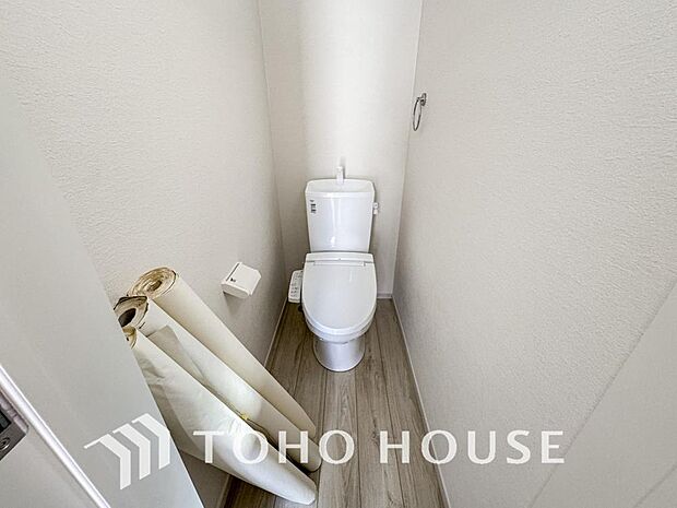 十分な広さと清潔感のあるカラーで纏まったおトイレ。時間に余裕とゆとりを持たせます。