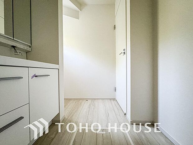 平日の朝であっても、落ち着きとくつろぎを感じられる空間。気持ちよく身だしなみを整えられます。