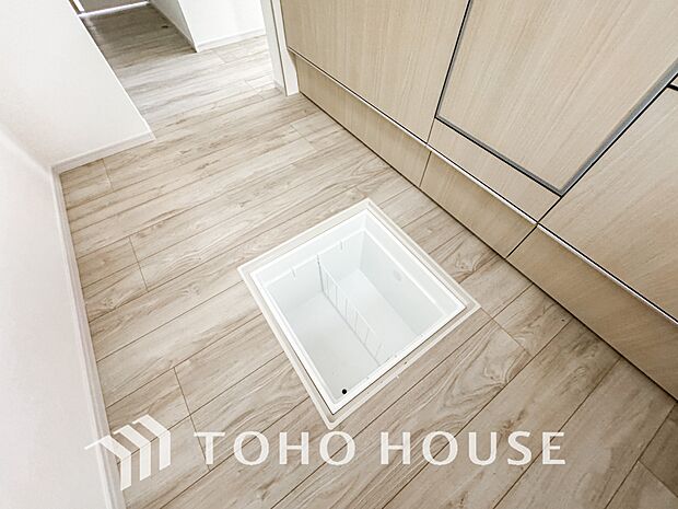 キッチン下部に設けた床下収納。缶詰のストックや非常食、梅酒や味噌などの保存食入れとして利用可です。