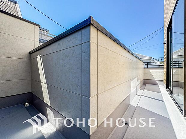 頬をなでる優しい風を感じることが出来るバルコニー。つい深呼吸をしたくなる気持ちの良い眺望です。