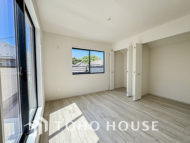 家具の配置のし易い室内です。趣味の部屋としても充分な広さを確保しております。