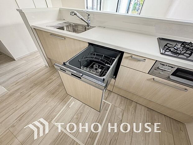 ビルトイン食器洗浄乾燥機付きのシステムキッチン。毎日の家事負担を軽減する嬉しい設備です。